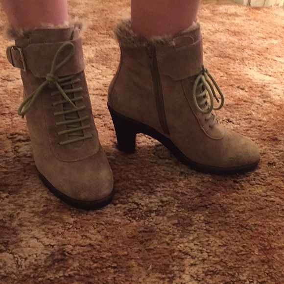 Tan fake fur winter boots.. 2 inch heel..size 6 - Picture 3 of 4